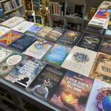 Una volta entrati, guardandoci intorno, oltre agli scaffali e ai banchetti pieni di libri...